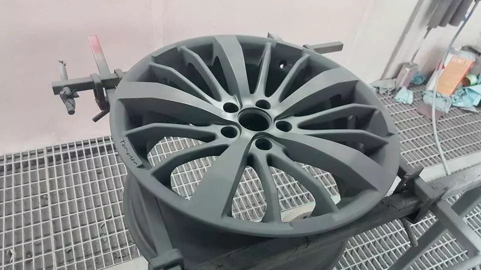 Matt-grau lackierter Reifen